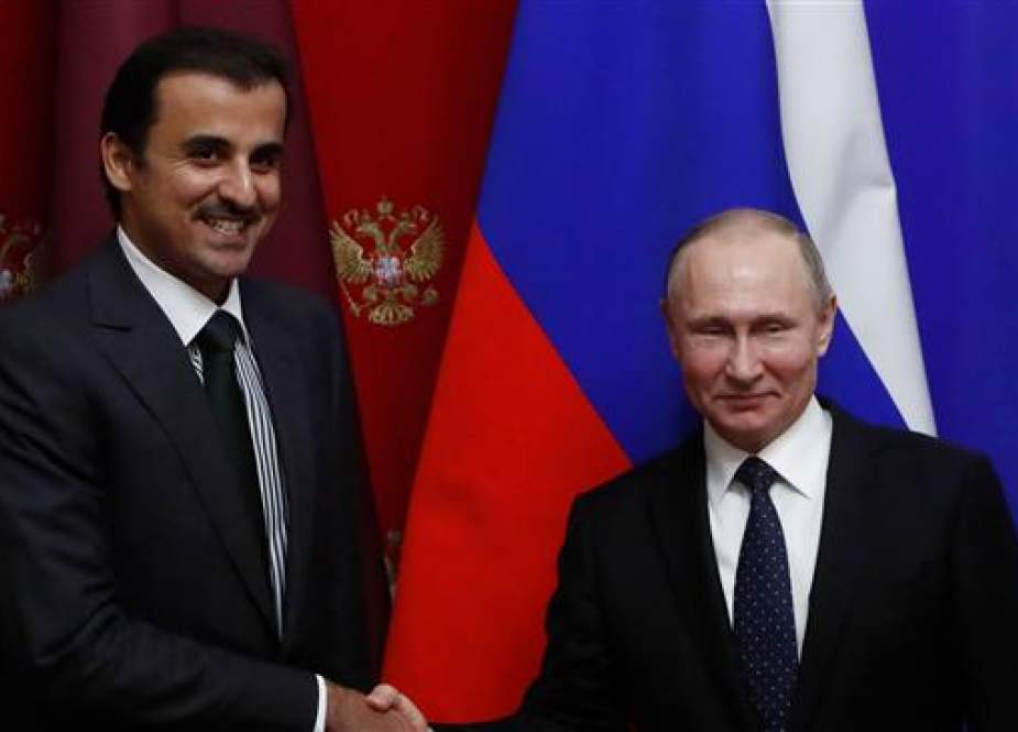 Russian President Vladimir Putin (R) and Qatar