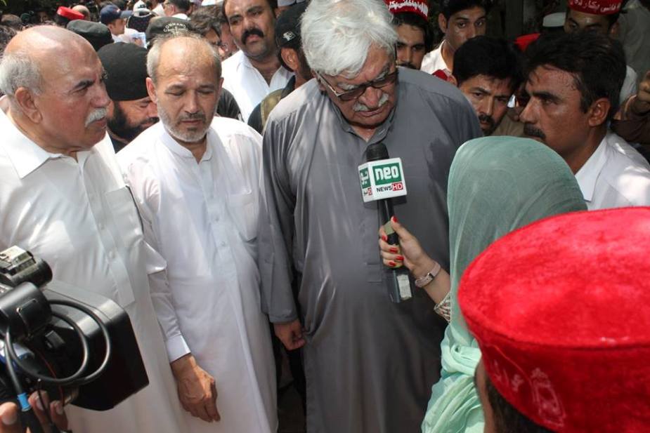 بلور ہاؤس پشاور میں ہارون بلور اور انکے بیٹے کی تعزیت کیلئے مرکزی رہنماؤں سمیت سیکنڑوں کارکن جمع
