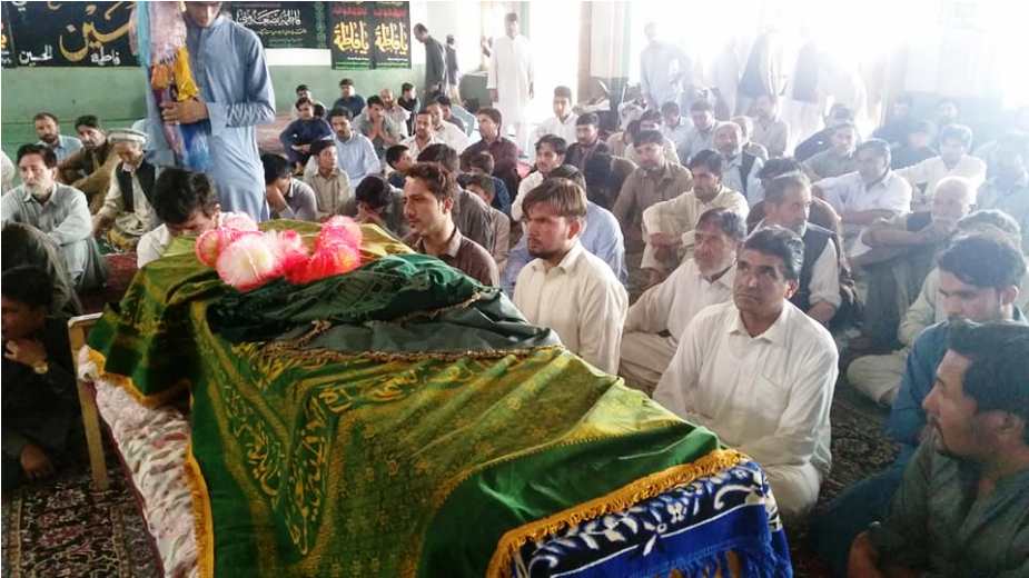 پشاور میں اے این پی کے انتخابی جلسے میں خودکش حملے میں پاراچنار سے تعلق رکھنے والے شہید کی جنازے کی تصویری مناظر