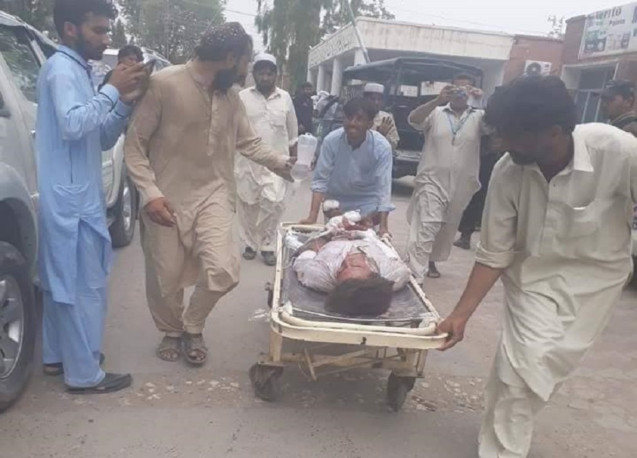 اکرم خان درانی کے قافلے پہ ہونیوالے خودکش حملے کے بعد ہسپتال کے مناظر