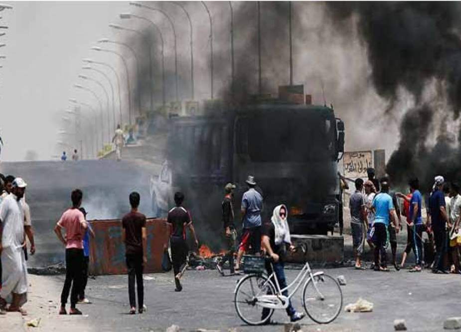 تلاش معترضان برای حمله به دفتر جریان صدر در بابل عراق