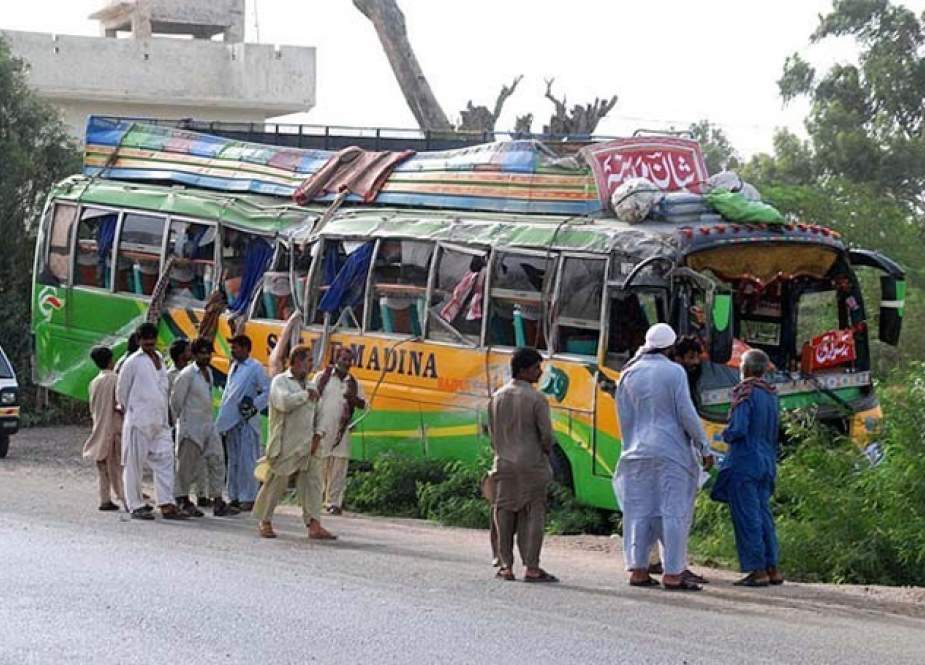 حیدرآباد کے قریب قومی شاہراہ پر کھڑی بس کو ٹرالر کی ٹکر، 17 باراتی جاں بحق