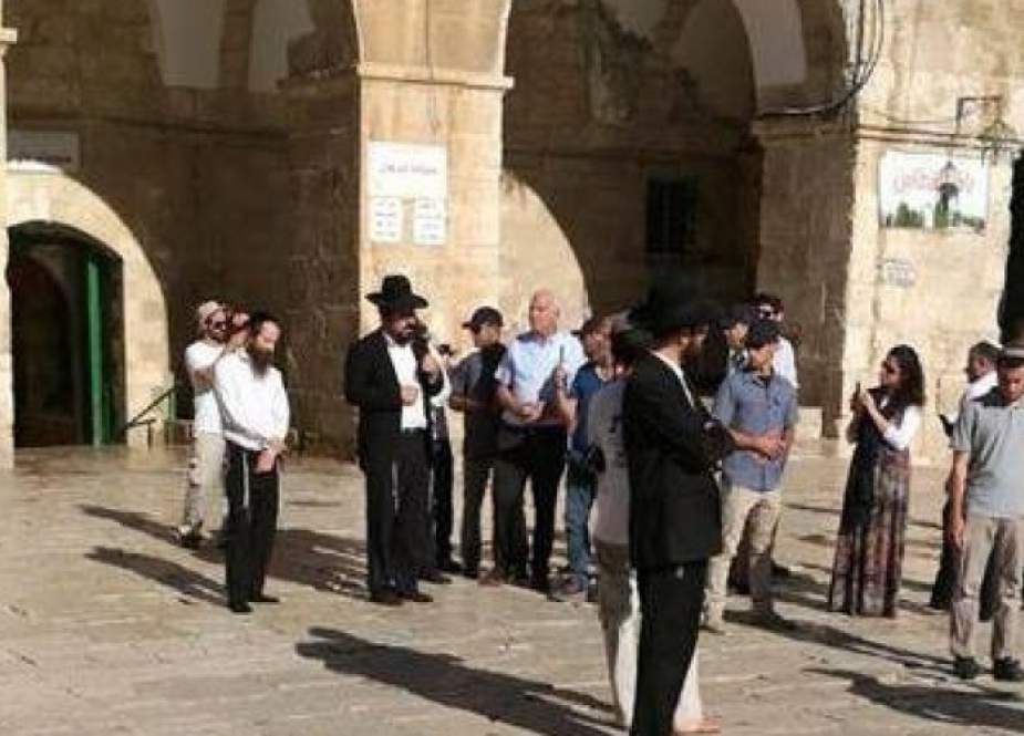 عشرات المتطرفين اليهود يقتحمون ساحات المسجد الأقصى