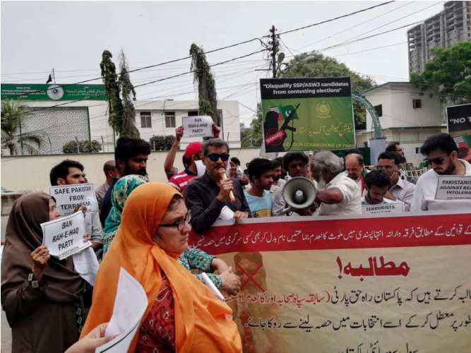 کالعدم جماعتوں کو الیکشن لڑنے کی اجازت کے خلاف سول سوسائٹی کی جانب سے الیکشن کمیشن کراچی کے دفتر کے سامنے احتجاج