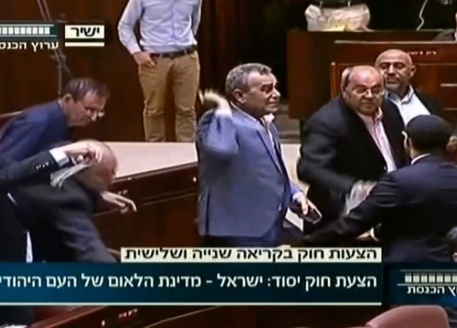 نواب عرب يمزقون قانون "يهودية إسرائيل" ويلقونه في وجه نتنياهو
