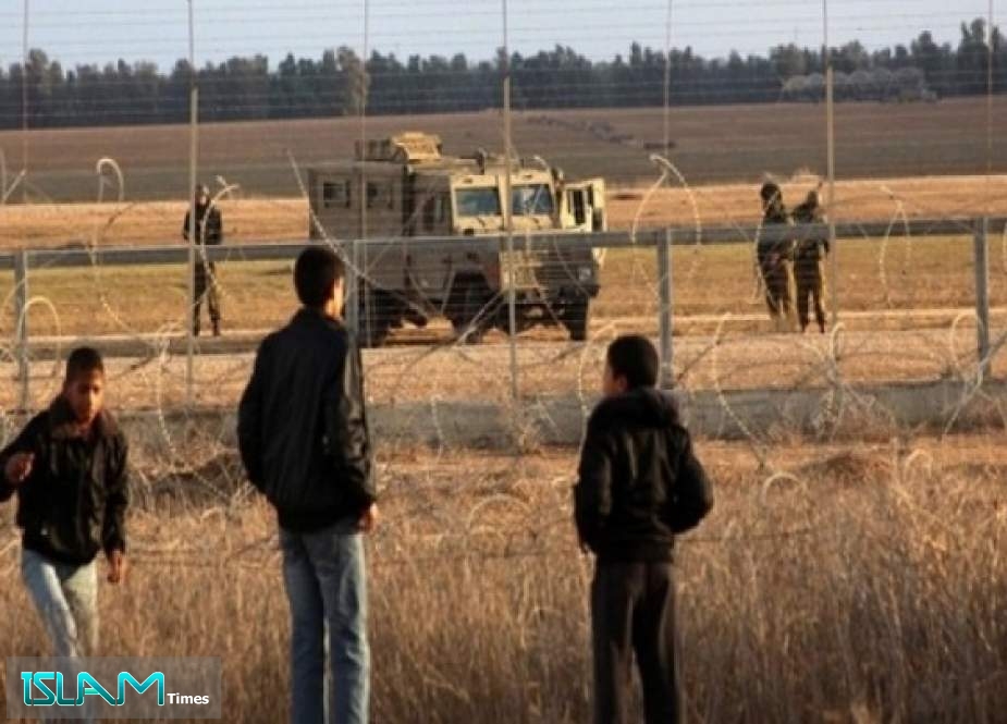 شبان فلسطينيون يجتازون السياج الحدودي مع غزة ويحرقون دشمة قناصة