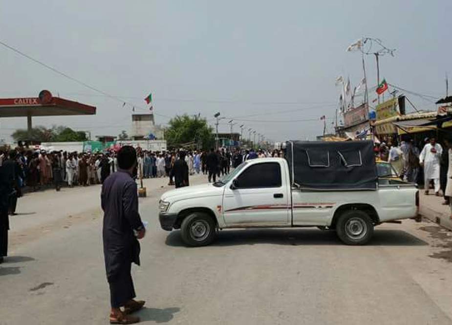 پشاور، کارخانو مارکیٹ میں پشاور پولیس اور خاصہ دار اہلکاروں کے درمیان فائرنگ کا تبادلہ