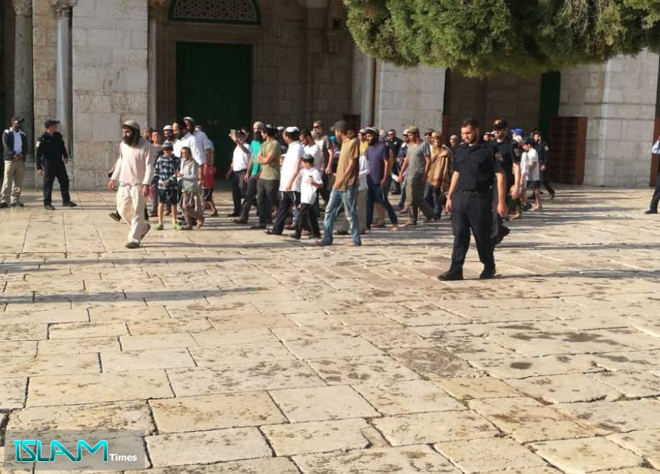 مجموعات كبيرة من المستوطنين يقتحمون المسجد الأقصى