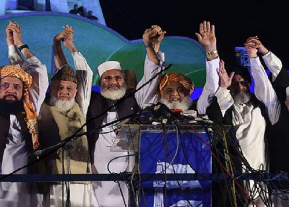 انتخابات پارلمانی پاکستان، عرصه منازعه میان ارتش و حزب مسلم لیگ است