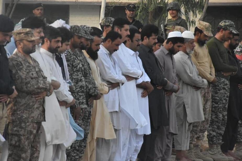 ڈی آئی خان کی تحصیل کلاچی میں گذشتہ روز شہید ہونیوالے پی ٹی آئی امیدوار کی نماز جنازہ
