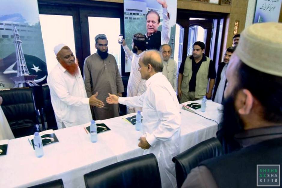 لاہور، مسلم لیگ نون کے مرکزی سیکرٹریٹ میں علماء مشائخ سابق وزیراعلیٰ پنجاب شہباز شریف سے ملاقات کر رہے ہیں