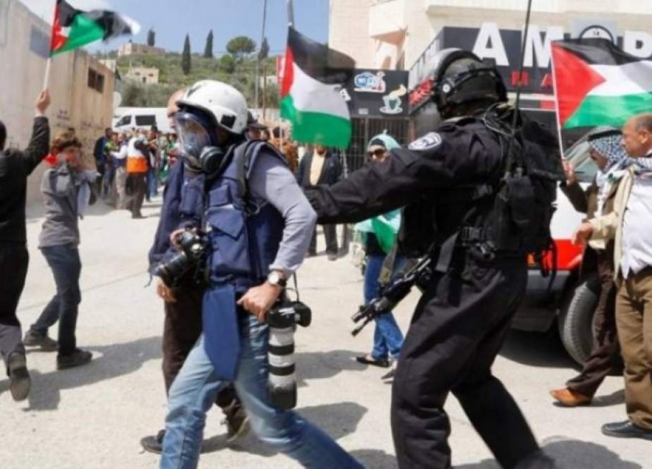 أجهزة السلطة تعتقل صحفياً وتواصل اعتقال آخرين