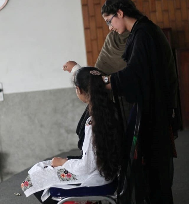 پشاور میں ریسکیو 1122 کیجانب سے سمر کیمپ کے دوران طالبات کو تریب کی فراہمی کے مناظر