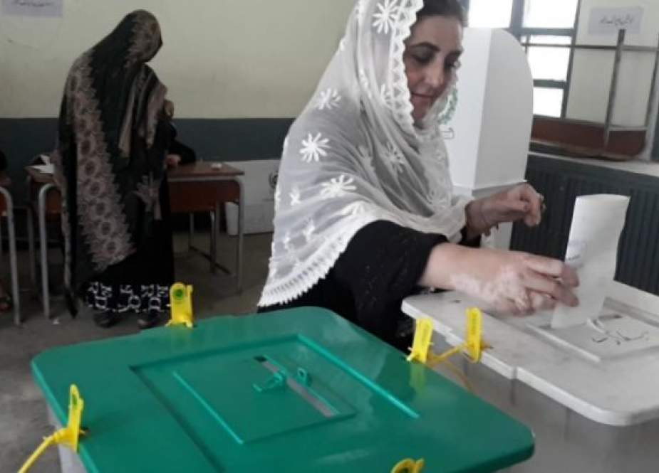 دیر کی تاریخ میں پہلی بار خواتین ووٹ ڈالنے کیلئے پولنگ سٹیشنز آرہی ہیں