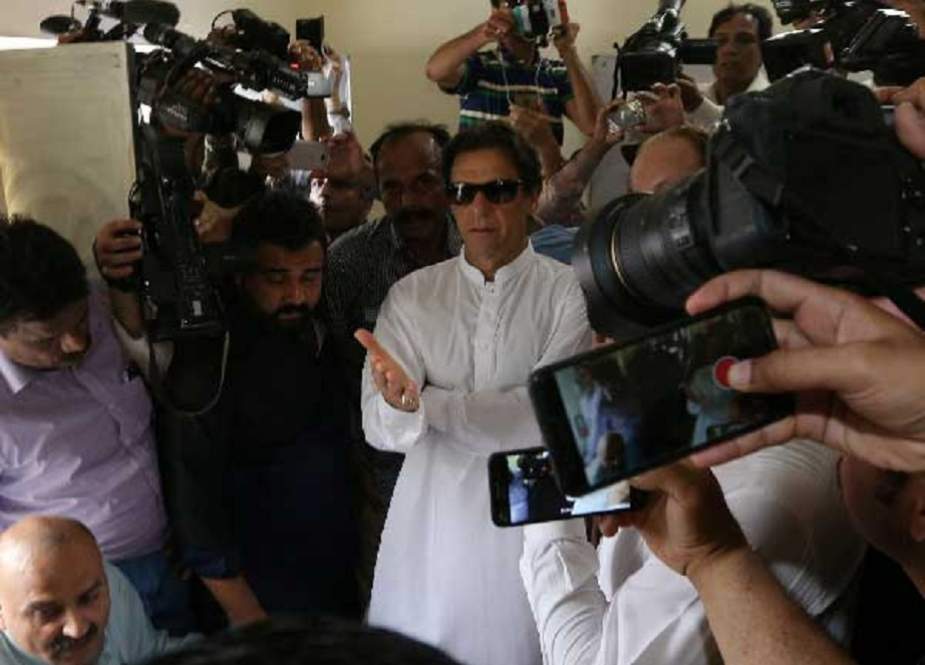 عمران خان کو ووٹ کاسٹ کرنے کے دوران قوانین کی خلاف ورزی مہنگی پڑگئی