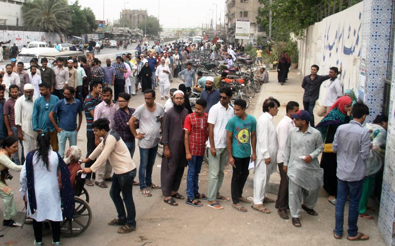کراچی میں عام انتخابات کے مناظر