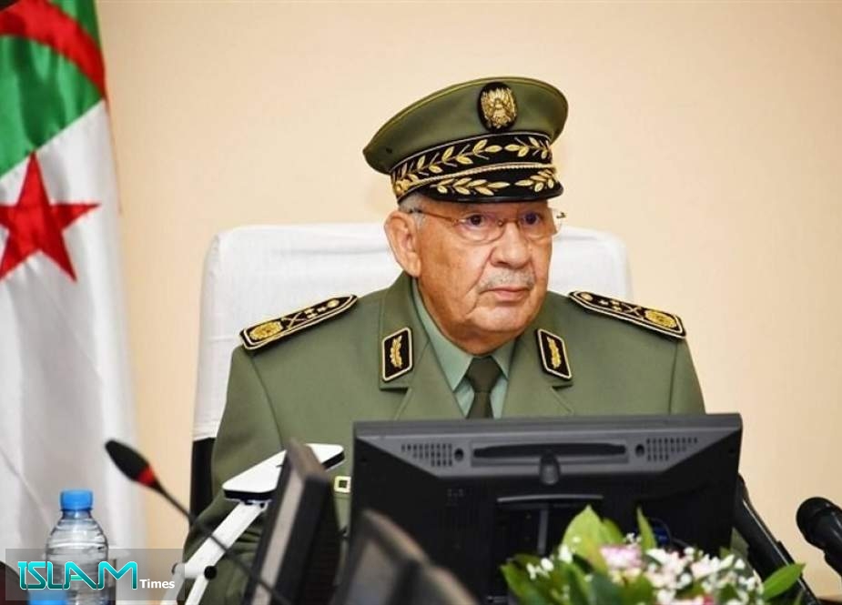 الجيش الجزائري يحذر من إقحامه بالمهاترات السياسية