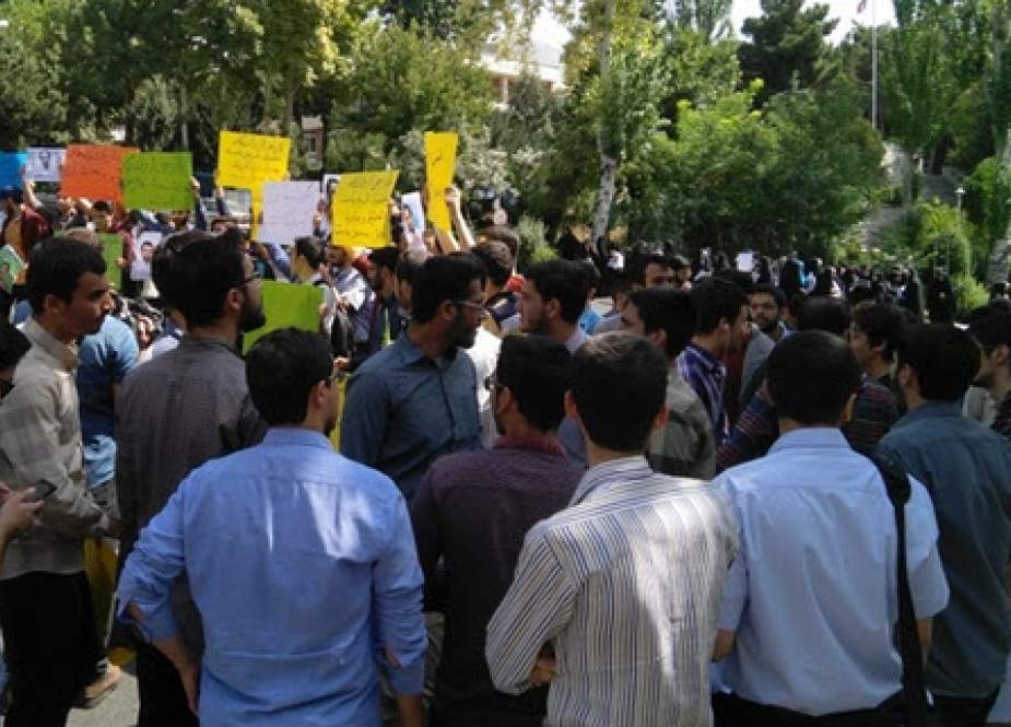 تجمع اعتراضی دانشجویان به بازرسی های مخفیانه دولت و آژانس از دانشگاه ها