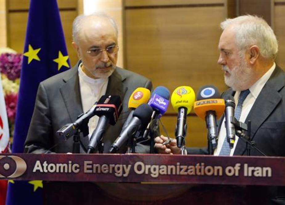 Head of the Iranian Atomic Energy Organisation, Ali Akbar Salehi (L) and Arias Canete, the European Union Energy commissioner, speak to the press after meeting in the capital Tehran on May 19, 2018.