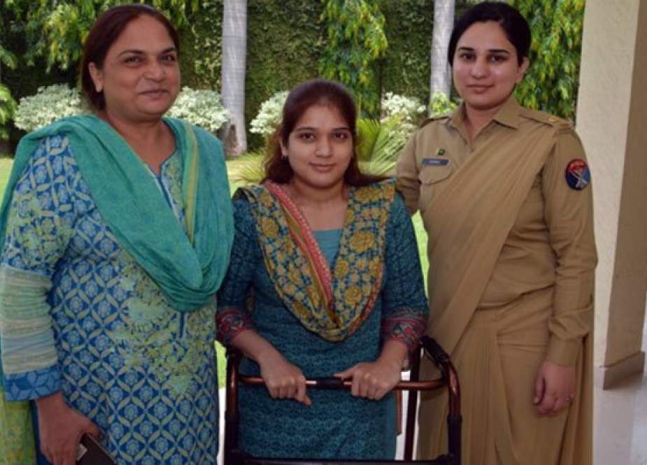 لاہور کی باہمت بیٹی فجر  کو آرمی چیف کیجانب سے فوج کے زیر انتظام نوکری دینے کا اعلان