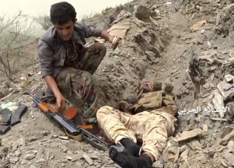 Pejuang Yaman dan mayat tentara Saudi.jpg