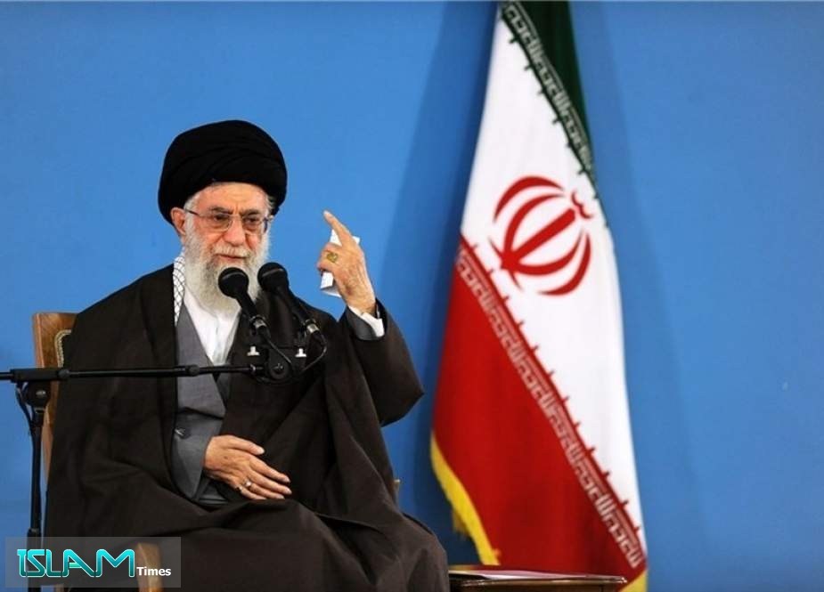 قائد الثورة الاسلامية: لا أحد يمكنه ارتكاب أي حماقة ضد ايران