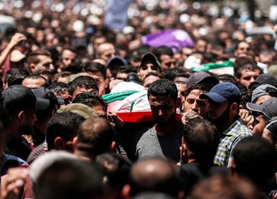 Palestinian mourners carry the body of a Hamas member killed by Israeli fire