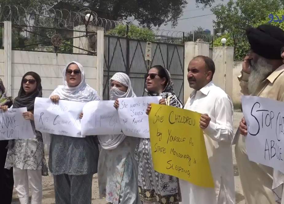 مردان میں 5 سالہ بچی کیساتھ جنسی زیادتی اور قتل کیخلاف پشاور پریس کلب کے باہر مظاہرہ