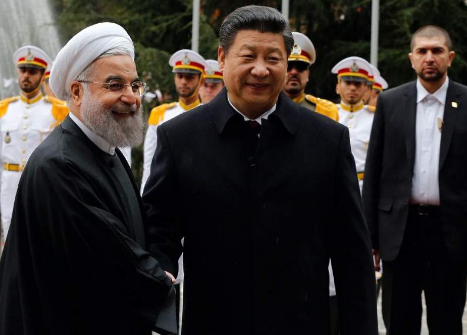 Chinese President Xi Jinping (R) shakes hands with his Iranian counterpart, Hassan Rouhani, as they pose for a photograph in Tehran, Iran, January 23, 2016. (Photo by AP)