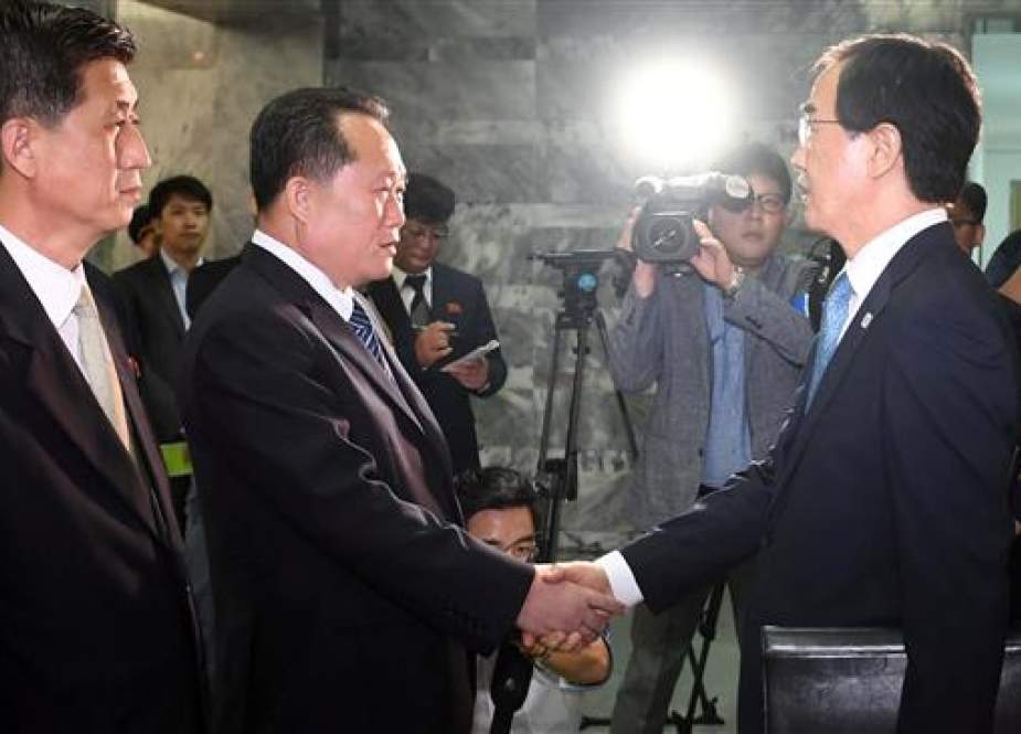 South Korean Unification Minister Cho Myoung-gyon shakes hands with his North Korean counterpart, Ri Son Gwon, before their meeting at the truce village of Panmunjom on August 13, 2018. (Photo by Reuters)