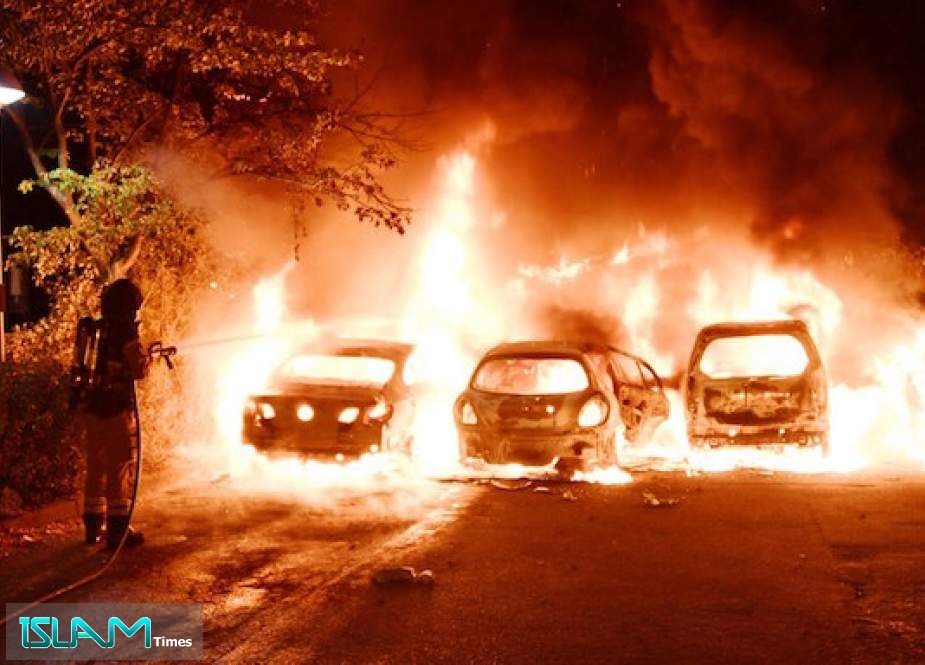 مقنعون يحرقون عشرات السيارات في السويد