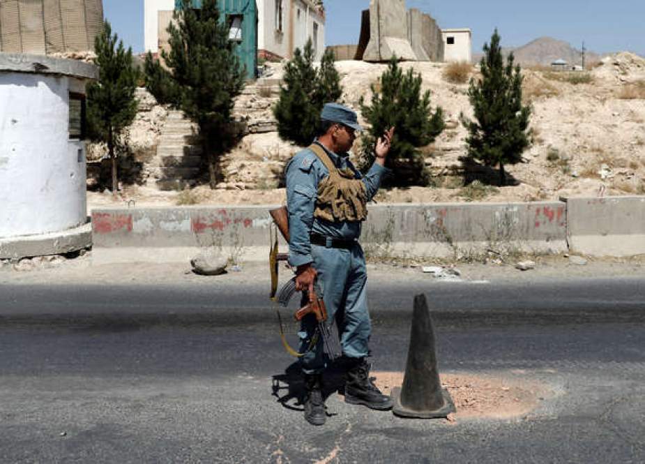 مسلحو طالبان يقتحمون قاعدة عسكرية أفغانية ويأسرون عشرات الجنود
