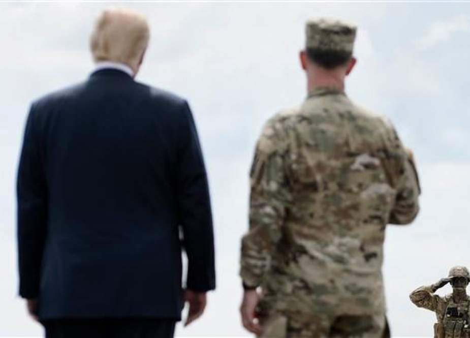 US President Donald Trump (L) watches an air assault exercise with Army Major General Walter Piatt at Fort Drum, New York, on August 13, 2018. (AFP photo)