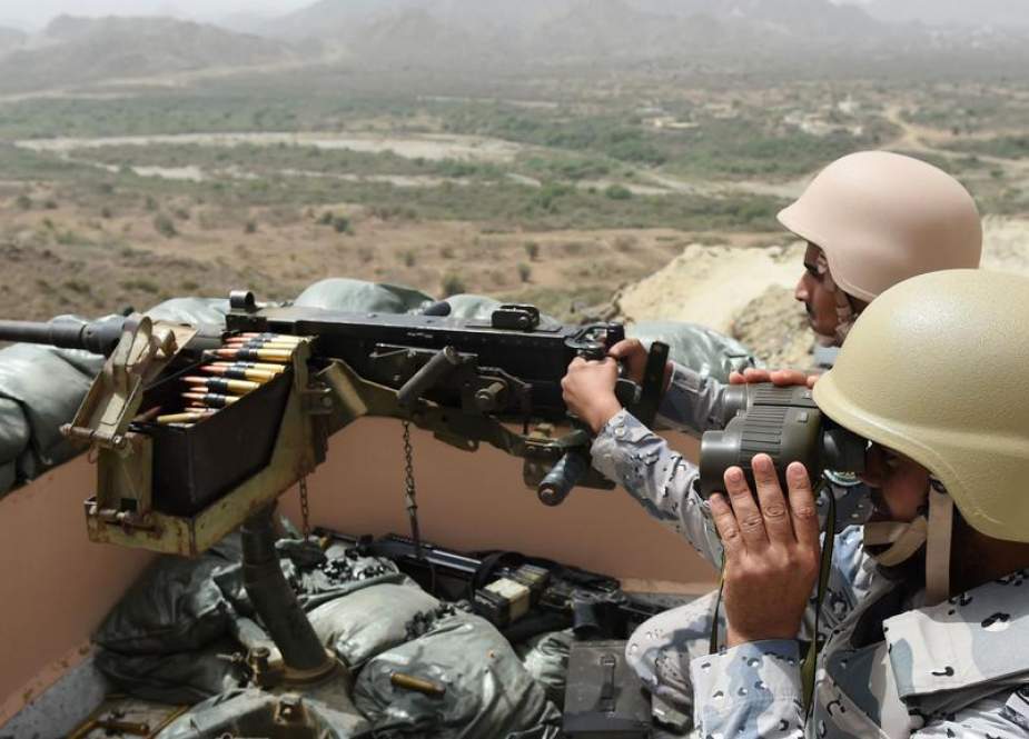 Members of the Saudi border guard are stationed at a lookout point on the Saudi-Yemeni border, in southwestern Saudi Arabia, on April 9, 2015. (Photo by AFP)