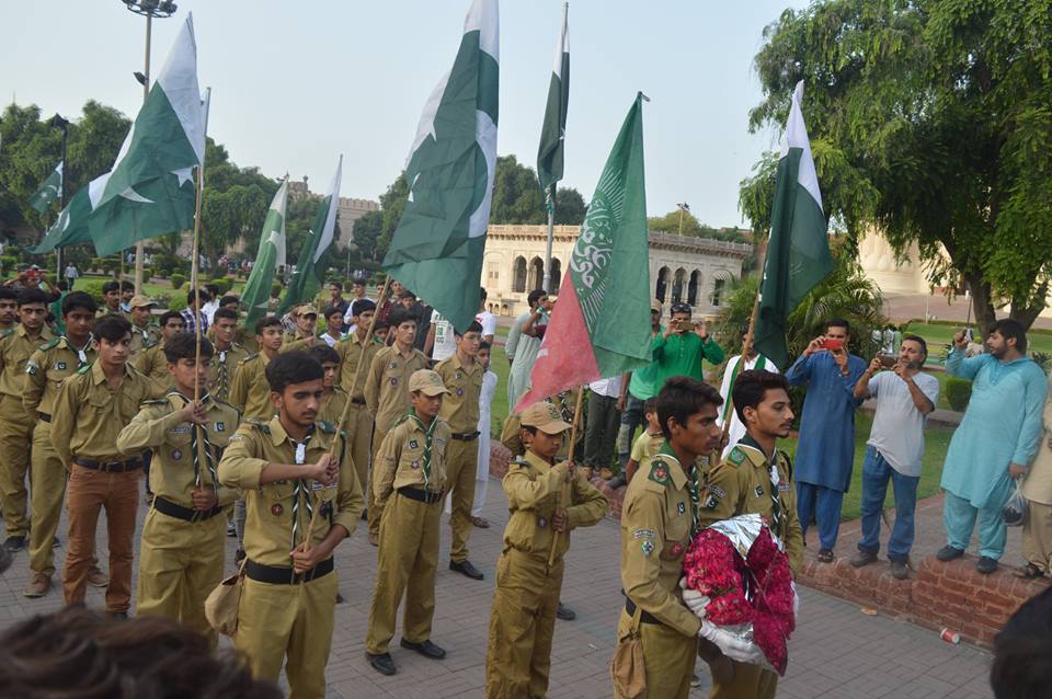 لاہور، امامیہ سکاؤٹس کی مزار اقبال پر حاضری، سلامی پیش کی
