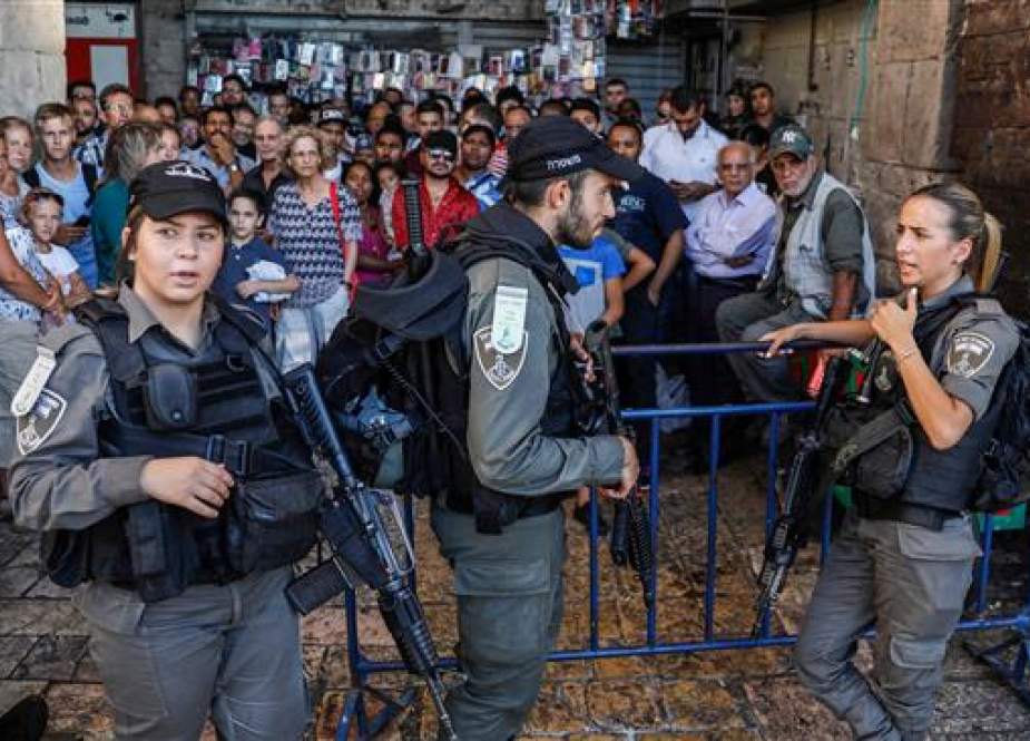 Israeli forces stand guard as they close the Damascus Gate of the occupied Old City of Jerusalem al-Quds to pedestrians, on August 17, 2018. (Photo by AFP)