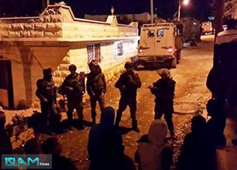 الاحتلال يعتقل فلسطينيين بالضفة الغربية