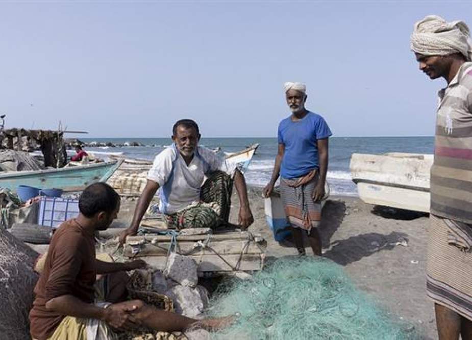 This file picture shows Yemeni fishermen preparing their fishing nets on the beach. (Photo by Reuters)
