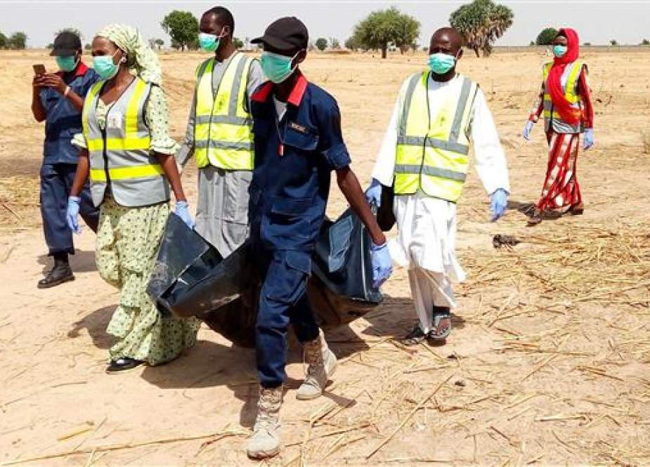 Emergency workers carry the body of a victim of attacks in northeastern Nigeria on May 4, 2018. (File photo by AFP)