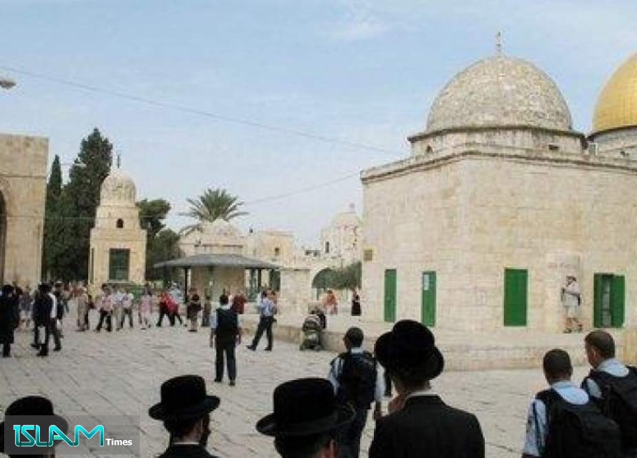 مستوطنون صهاينة ينتهكون حرمة المسجد الأقصى في يوم عرفة