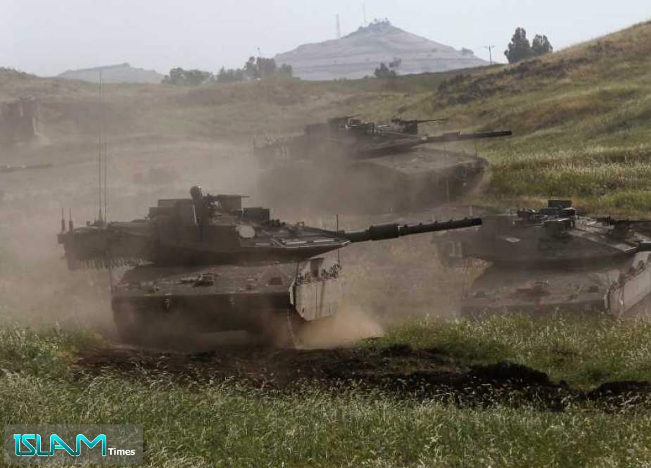 العدو الصهيوني ينفذ مناورة بالذخيرة الحية شمال فلسطين المحتلة