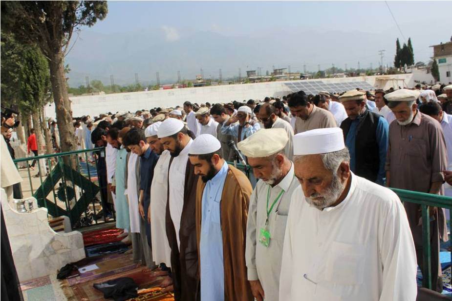 پاراچنار میں نماز عید قربان پیش امام علامہ فداحسین مظاہری کی اقتدا میں مرکزی عید گاہ میں لوگ ادا کرتے ہوئے