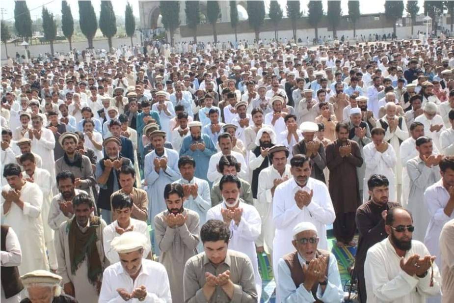 پاراچنار میں نماز عید قربان پیش امام علامہ فداحسین مظاہری کی اقتدا میں مرکزی عید گاہ میں لوگ ادا کرتے ہوئے