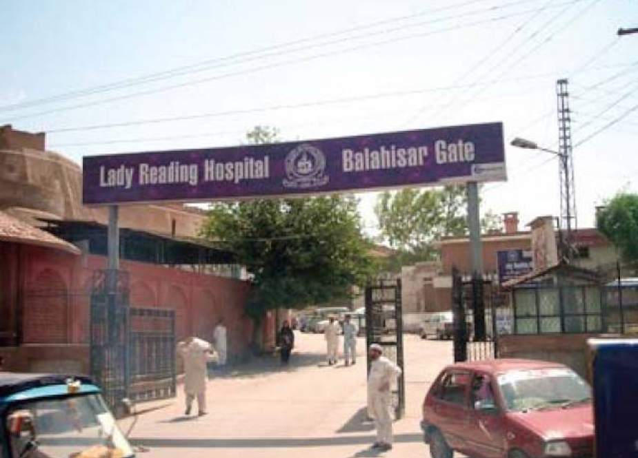 پشاور لیڈی ریڈنگ ہسپتال میں پولیس اہلکار پر ٹیکنیشن کا تشدد