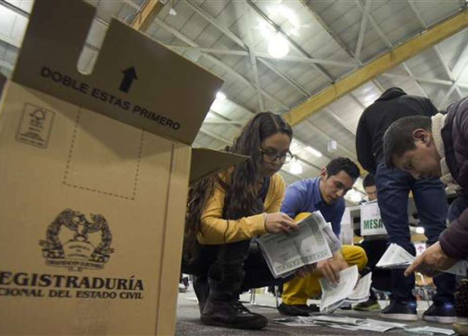 Colombians count votes at the end of a referendum on toughening punishments for corrupt officials and business figures, after the congress proved reluctant to implement stricter anti-graft measures in Bogota, on August 26, 2018. (Photo by AFP)