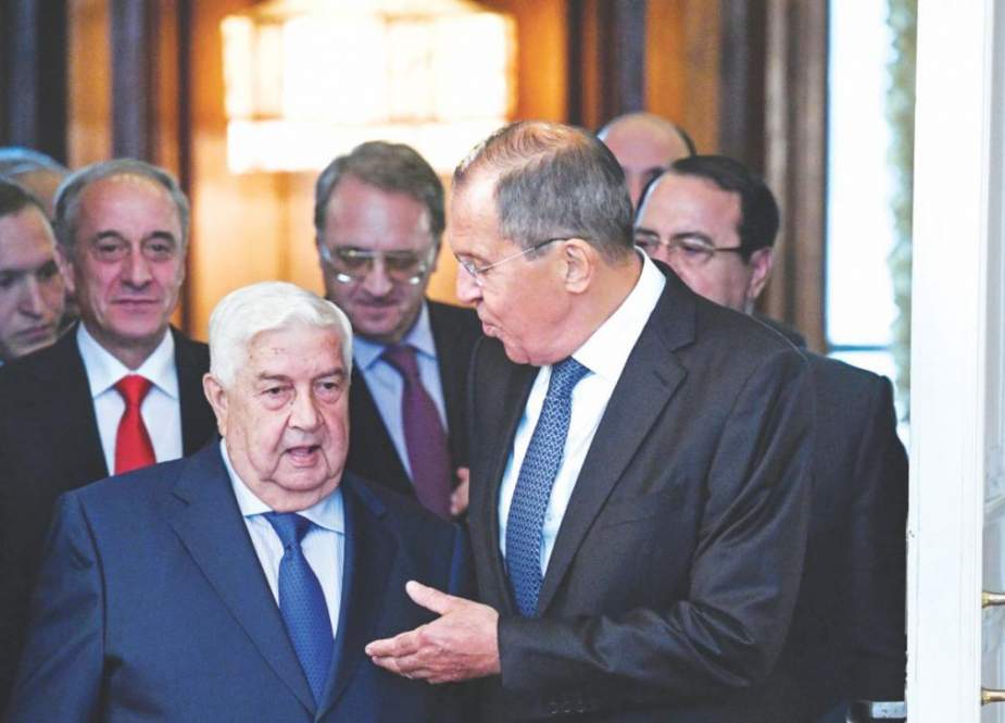 Russian Foreign Minister Sergei Lavrov (R) gestures as he welcomes his Syrian counterpart Walid Muallem ahead of a meeting in Moscow on August 30, 2018. (Photo by AFP)