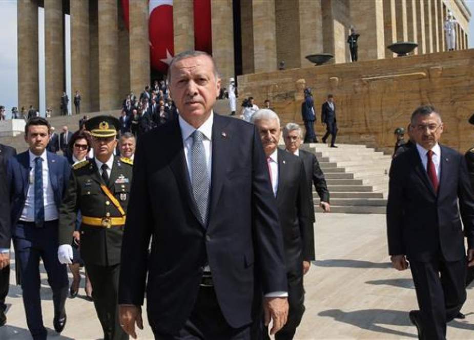 Turkish President Recep Tayyip Erdogan (C) visits the Mausoleum of Mustafa Kemal Ataturk, founder of modern Turkey, during a ceremony marking the 96th anniversary of Victory Day, commemorating a decisive battle in the Turkish War of Independence, in Ankara, on August 30, 2018. (Photo by AFP)
