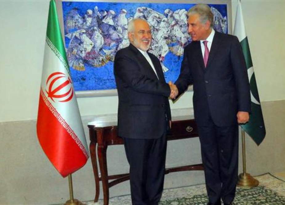 Iranian Foreign Minister Mohammad Javad Zarif (L) shakes hands with his Pakistani counterpart Makhdoom Shah Mahmood Qureshi in Islamabad on August 31, 2018. (Photo by IRNA)