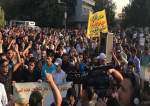 Para demonstran meneriakkan yel-yel bahwa "kedutaan AS di Baghdad adalah  sumber terorisme di Irak.