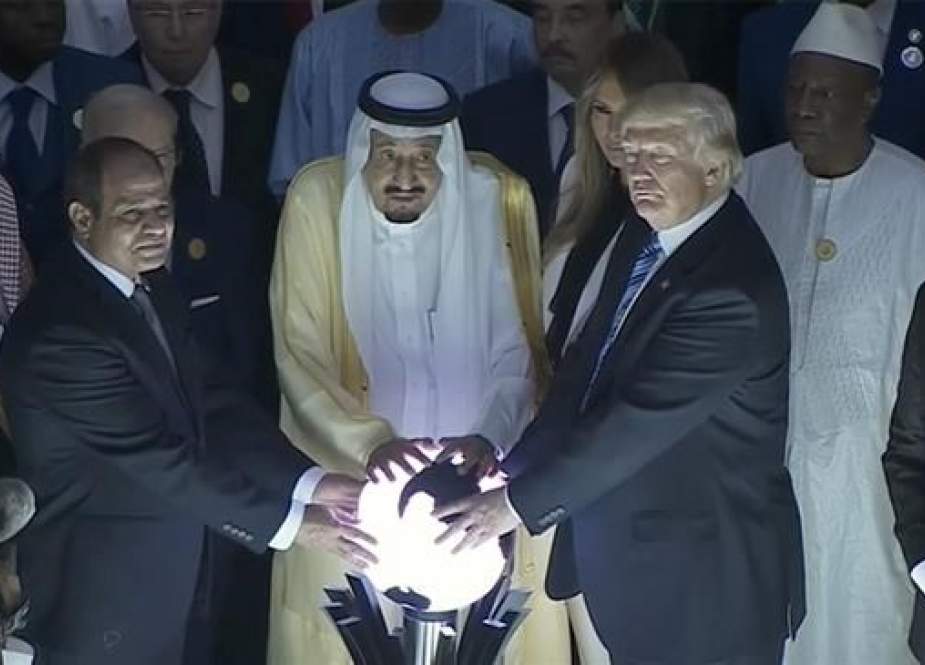Donald Trump, bersama dengan Raja Saudi Salman bin Abdulaziz dan Presiden Mesir Abdel Fattah al-Sisi, menempatkan tangannya pada bola bercahaya saat peresmian sebuah pusat di Riyadh, Arab Saudi 21 Mei 2017.